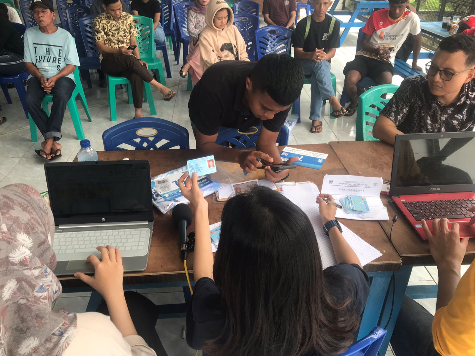 Suasana registrasi ulang dan pembagian jesey dan no BIB, di sekretariat Amril Amin, jalan Cempaka no 1, mata air, Padang Selatan.